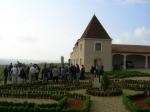 Obr. 1. Château Laffitte-Teston. Naše výprava v roce 2005 na dvoře vinařství.