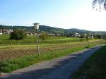 01: Pohled na vísku St. Georgen am Leithagebirge od viniční trati Gärtenäcker / Eisenstadt, Neusiedlersee-Hügelland (Rakousko)