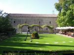 Obr. 2. Zahrada za Maison des Vins, vpravo michelinská restaurace Hostellerie de l’Abbaye de la Celle.