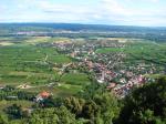 04: Pohled vinařskou obec Furth bei Göttweig a viniční trať Gottschelle (vlevo dole) od kláštera Sttift Göttweig / Furth bei Göttweig, Kremstal (Rakousko)