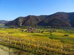 17: Pohled z viniční trati Kollmitz na vinařskou obec Joching / Joching, Wachau (Rakousko)