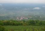 Obr. 2. Pohled od vinařství Vina Sveti Martin na obec Brje.