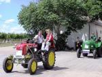 Přehlídková jízda traktorů sklepními uličkami.