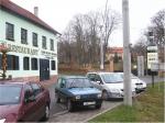 Vinárna firmy Vinné sklepy Lechovice a.s. a vchod do zámeckého sklepa, v pozadí je zámek v Lechovicích.
