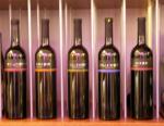 OMLOUVÁM SE za tu rozmazanou fotku - láhve pana Hillingera jsou odlišeny barevným pruhem - podle odrůdy vína