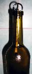 Detail vinného teploměru v lahvi s vínem.