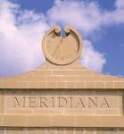 Štít vinařství Meridiana najdeme i na každé vinětě jejich vín. 