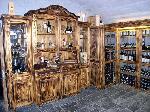 Nádherně restaurovaná skříň s víny a vinařskými doplňky.