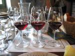 Červená vína, zleva Monthelie, Volnay a Pommard.