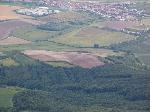 20 - Pohled z ptačí perspektivy na terasy viniční tratě Lumperky. Na vrcholku můžete vidět "rondel" Autor: Tomáš Čačík (27. srpna 2006)