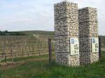 Kamenné sloupy vstupní brány, kde začíná naučná vinohradnická stezka.