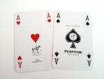 Na srdcovém a pikovém esu je logo výrobce. Kdo hraje karty ví, jak jsou právě tyto tyto dvě důležité - Piatnik ví, kam své logo umístit :-)