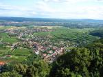 16: Pohled na vinařské obce Furth bei Göttweig (v popředí) a Palt (v pozadí) od kláštera Stift Göttweig, na horizontu město Krems an der Donau / Furth bei Göttweig, Kremstal (Rakousko)