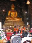 19 - Interiér jednoho z desítek nádherných chrámů v Bangkoku.