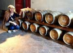 Menší, doutníkovitě protáhlé sudy z kaštanového dřeva, které slouží ke školení slámového vína Vin Santo (foto P. Pavelka).