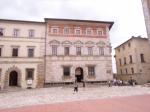 Hlavní náměstí (Piazza Grande) v Montepulcianu. Vlevo palác s prodejnou vinařství Poliziano, uprostřed Palazzo Contucci s vinotékou vinařství Contucci.