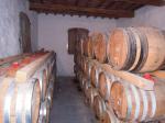 Místnost zvaná vinsantaia, kde se v malých dřevěných sudech zalitých voskem školí Vin Santo.