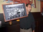 Pan Marek Koráb ukazuje foto stále vitálního dědečka.