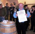 Pan Vojtek s diplomem za Pálavu na XVI. Přehlídce vín Znojemské vinařské podoblasti v roce 2005.