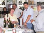 Diskuse při degustaci vín, uprostřed v modré košili G. Walek.