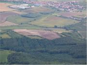 Pohled z ptačí perspektivy na terasy viniční tratě Lumperky. Na vrcholku můžete vidět "rondel" Autor: Tomáš Čačík (27. srpna 2006)