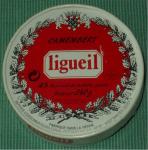 Krabička sýru Camembert ligueil - přírodní sýr s plísní na povrchu.