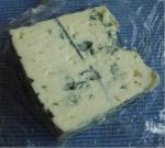 Niva - přírodní sýr se zelenou plísní na povrchu.