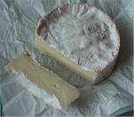 Řez sýrem Camembert ligueil - přírodní sýr s plísní na povrchu. 