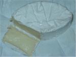 Řez sýrem „Caprice des Dieux - přírodní sýr s plísní na povrchu“.